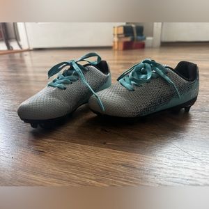 Like new toddler boy soccer cleats- size 9